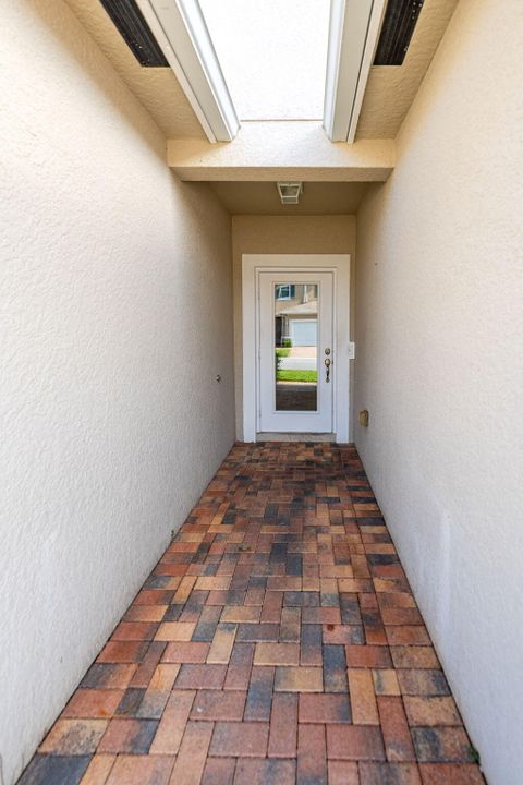 На продажу: $299,900 (3 спален, 2 ванн, 1687 Квадратных фут)