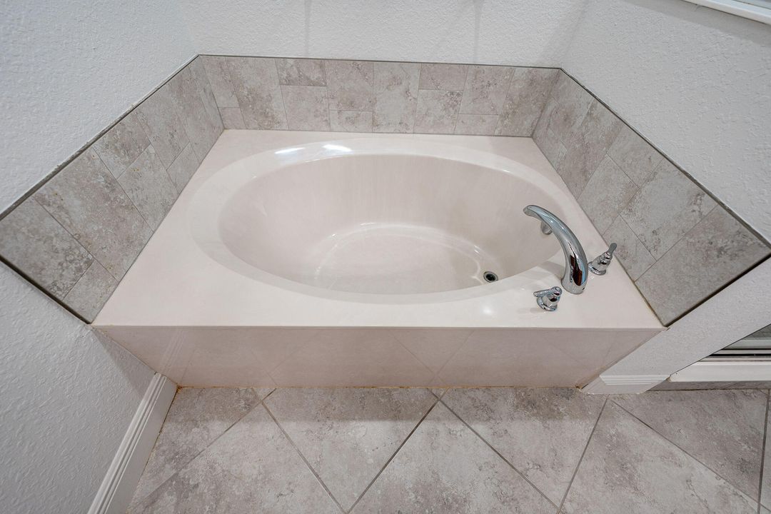 На продажу: $299,900 (3 спален, 2 ванн, 1687 Квадратных фут)