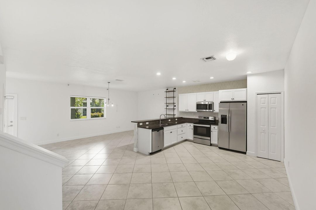 На продажу: $299,900 (3 спален, 2 ванн, 1687 Квадратных фут)