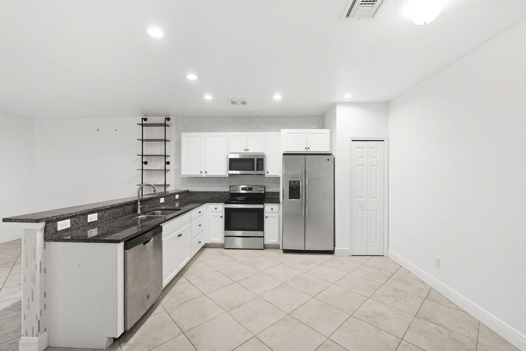 На продажу: $299,900 (3 спален, 2 ванн, 1687 Квадратных фут)