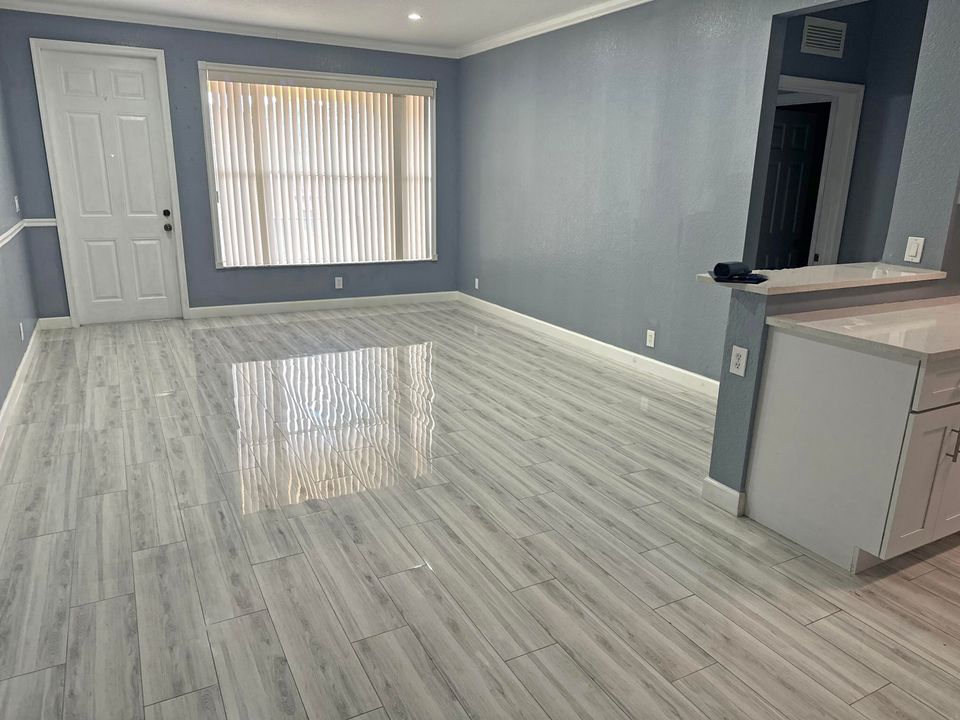 出租: $2,300 (2 贝兹, 2 浴室, 1004 平方英尺)