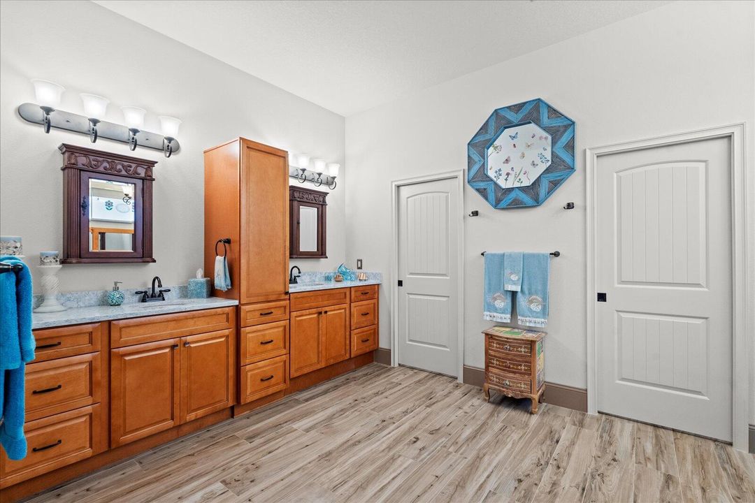 For Sale: $895,000 (2 beds, 2 baths, 2774 Square Feet)