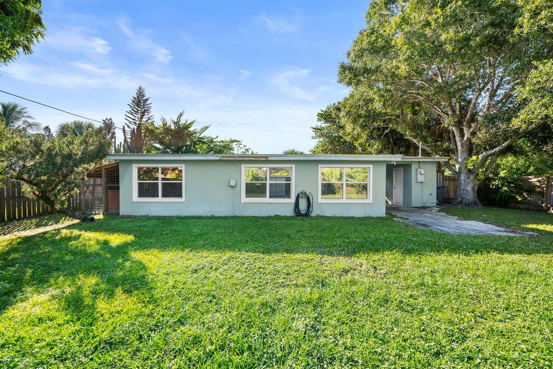 For Sale: $260,000 (2 beds, 1 baths, 986 Square Feet)