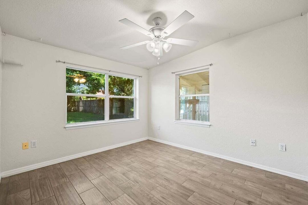 For Sale: $260,000 (2 beds, 1 baths, 986 Square Feet)