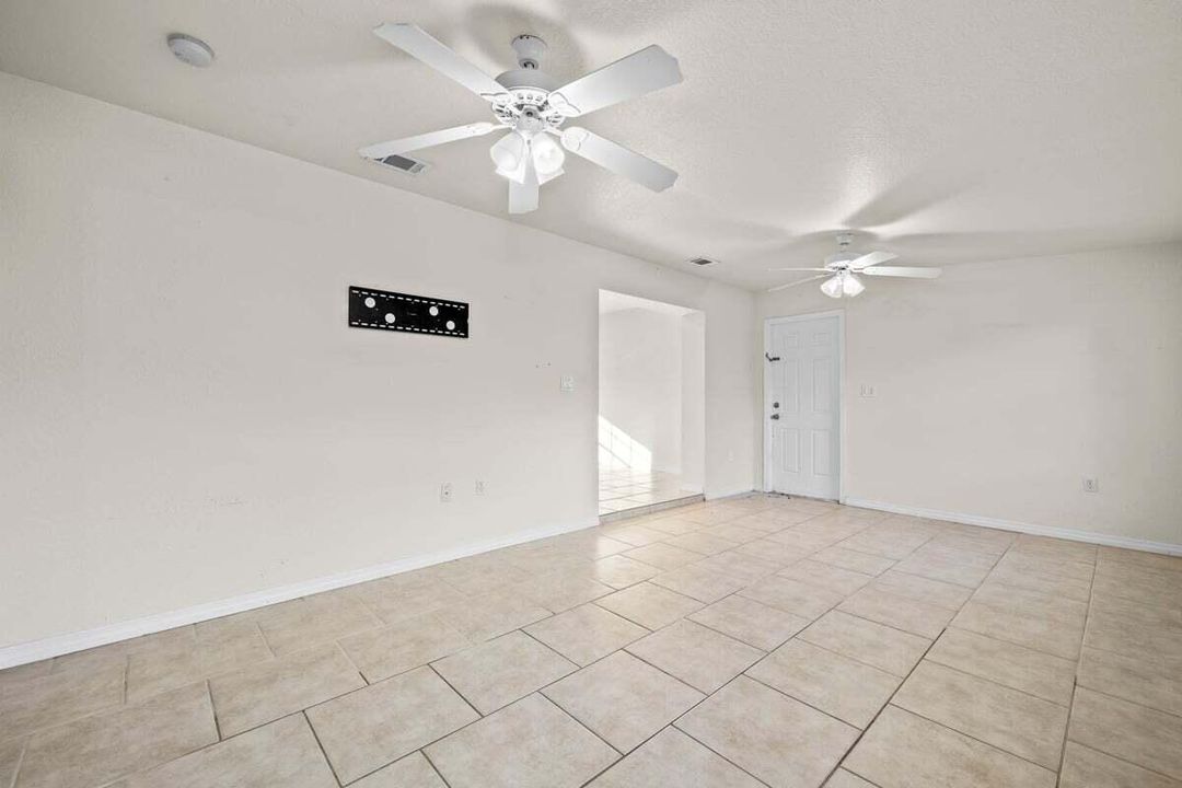 For Sale: $260,000 (2 beds, 1 baths, 986 Square Feet)