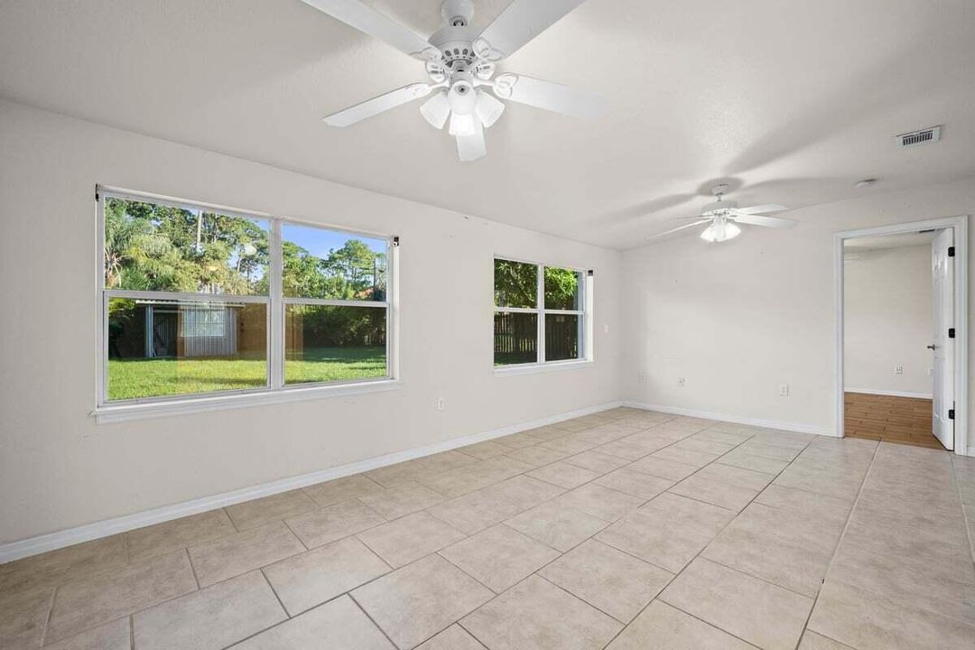 For Sale: $260,000 (2 beds, 1 baths, 986 Square Feet)