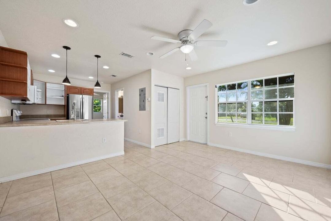 For Sale: $260,000 (2 beds, 1 baths, 986 Square Feet)