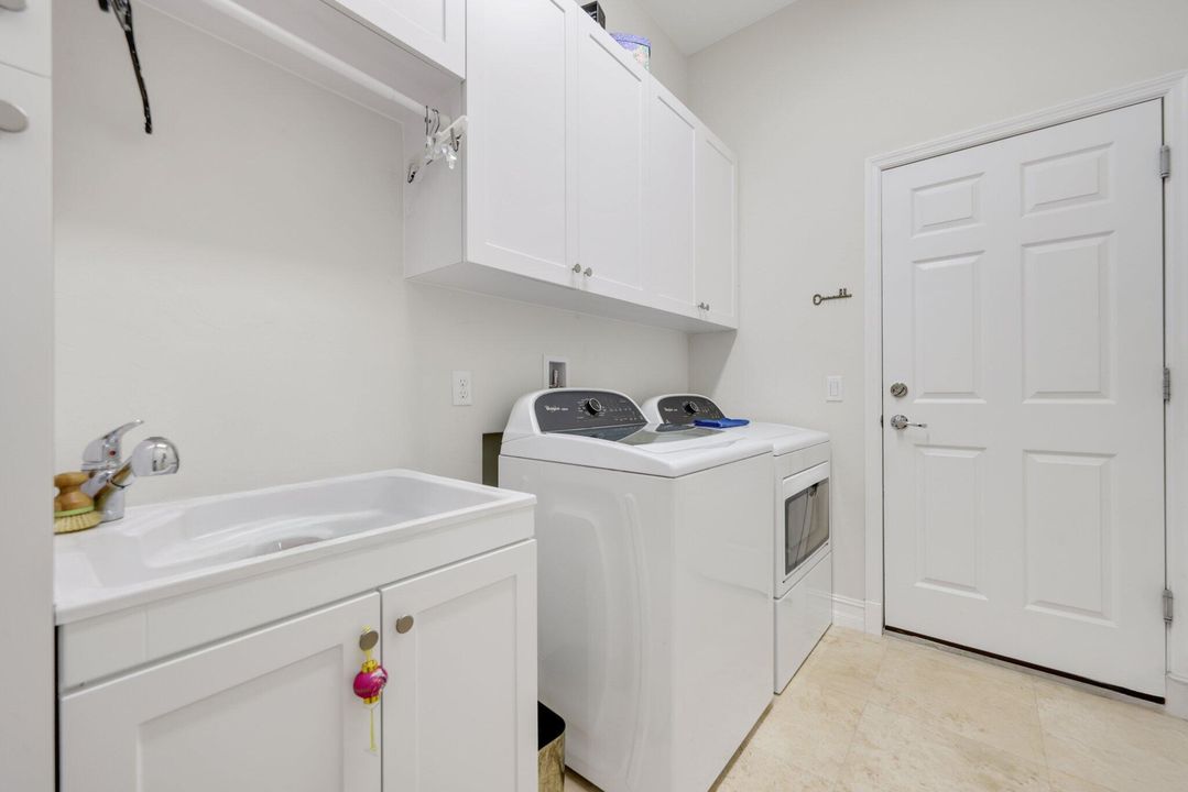 合同活跃: $1,185,000 (3 贝兹, 2 浴室, 1872 平方英尺)