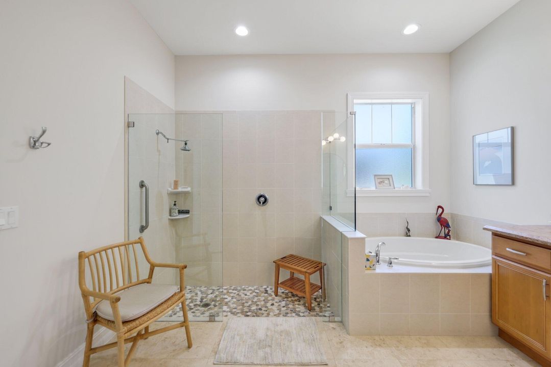 合同活跃: $1,185,000 (3 贝兹, 2 浴室, 1872 平方英尺)