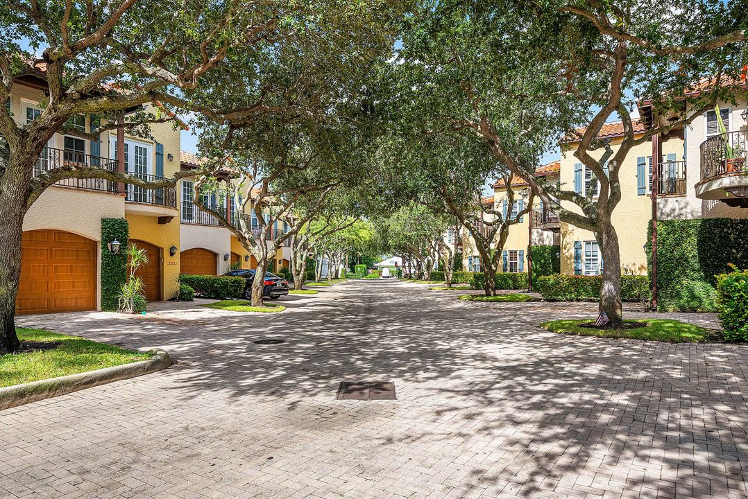 Под контрактом: $2,875,000 (3 спален, 2 ванн, 2458 Квадратных фут)