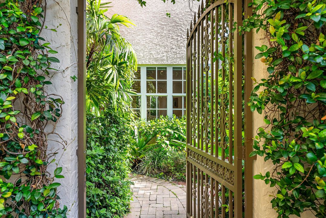 Под контрактом: $2,875,000 (3 спален, 2 ванн, 2458 Квадратных фут)