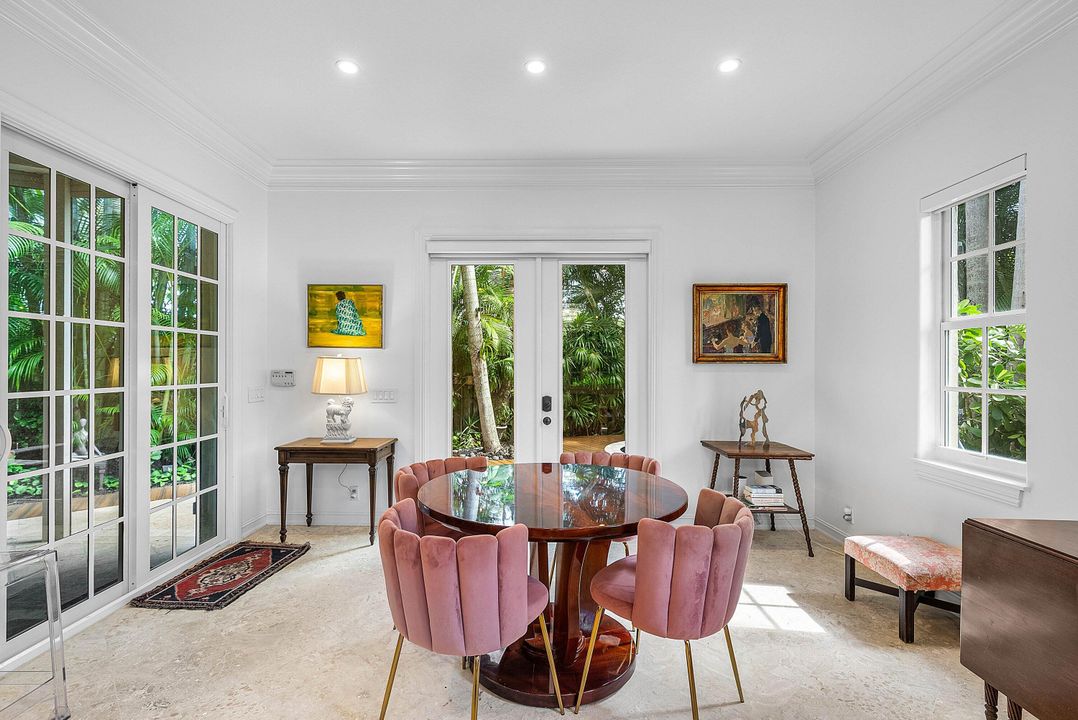 Под контрактом: $2,875,000 (3 спален, 2 ванн, 2458 Квадратных фут)