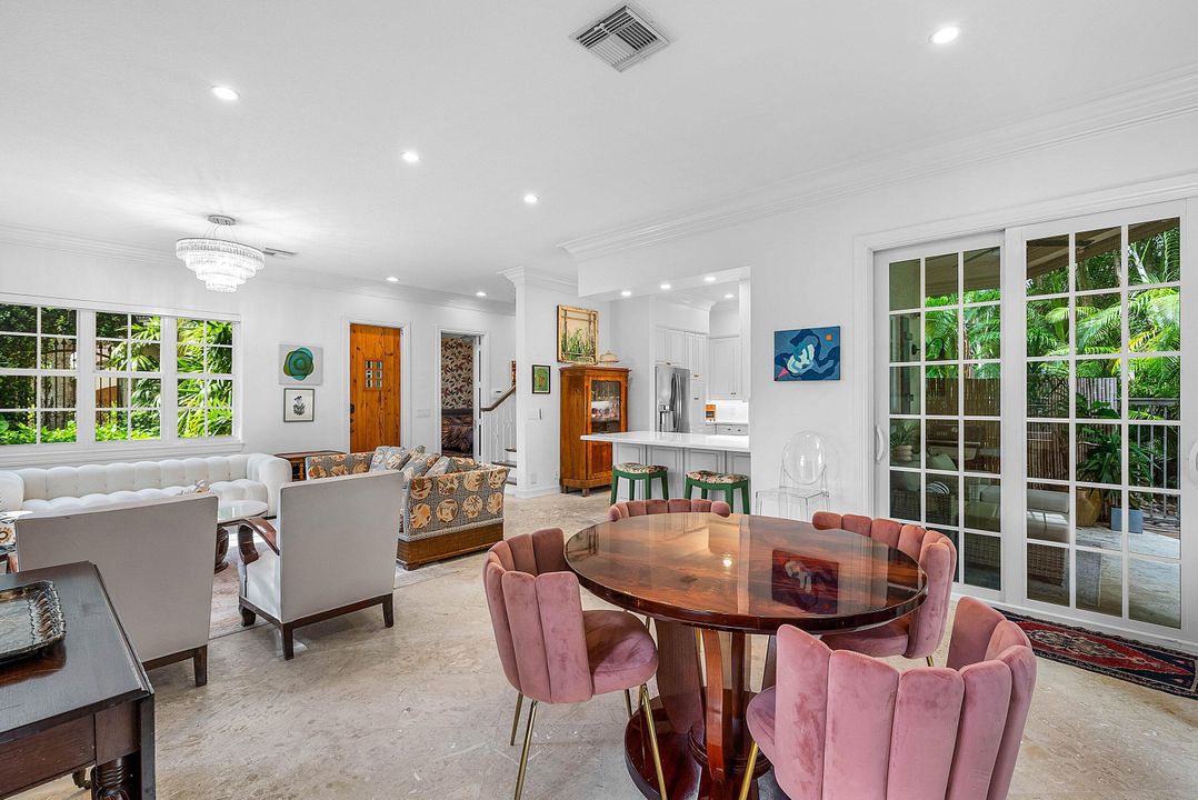 Под контрактом: $2,875,000 (3 спален, 2 ванн, 2458 Квадратных фут)