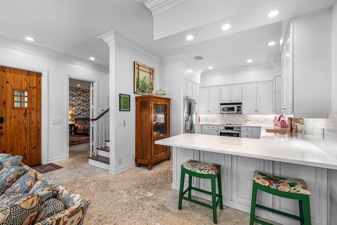 Под контрактом: $2,875,000 (3 спален, 2 ванн, 2458 Квадратных фут)