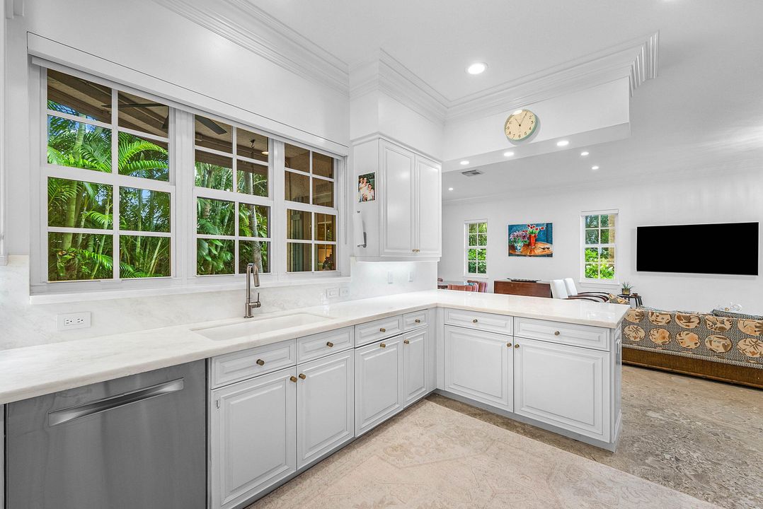 Под контрактом: $2,875,000 (3 спален, 2 ванн, 2458 Квадратных фут)