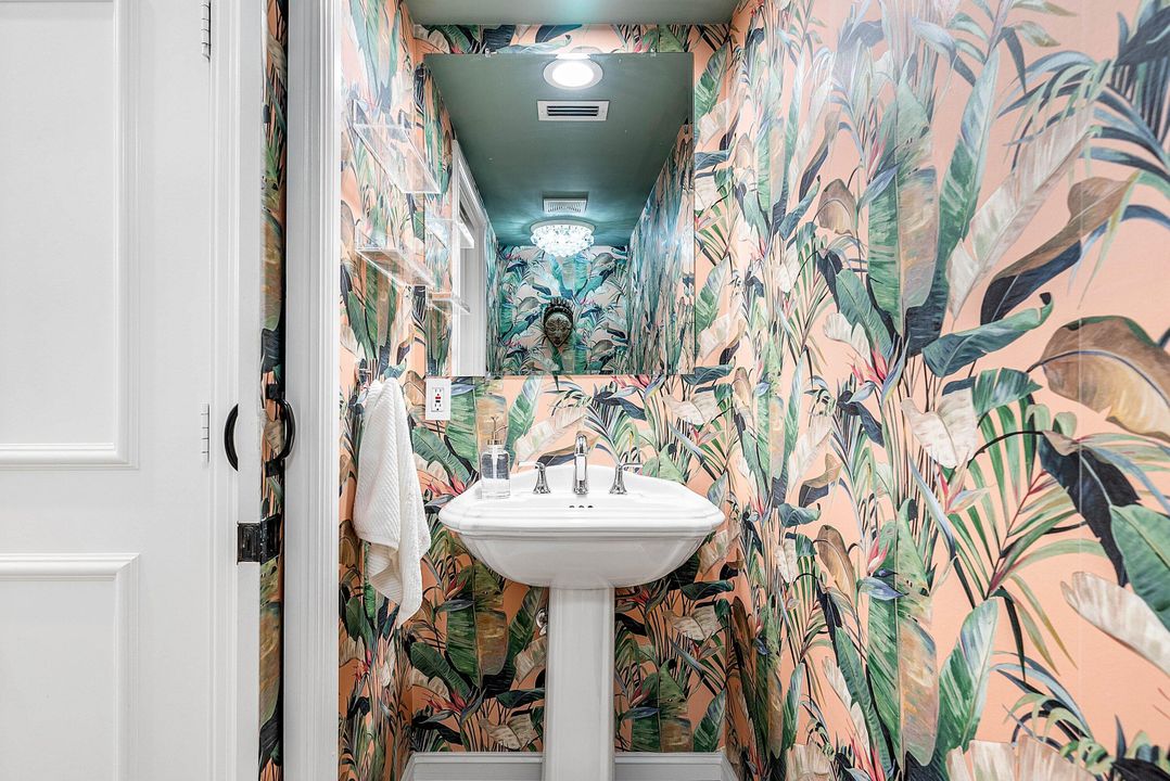 Под контрактом: $2,875,000 (3 спален, 2 ванн, 2458 Квадратных фут)