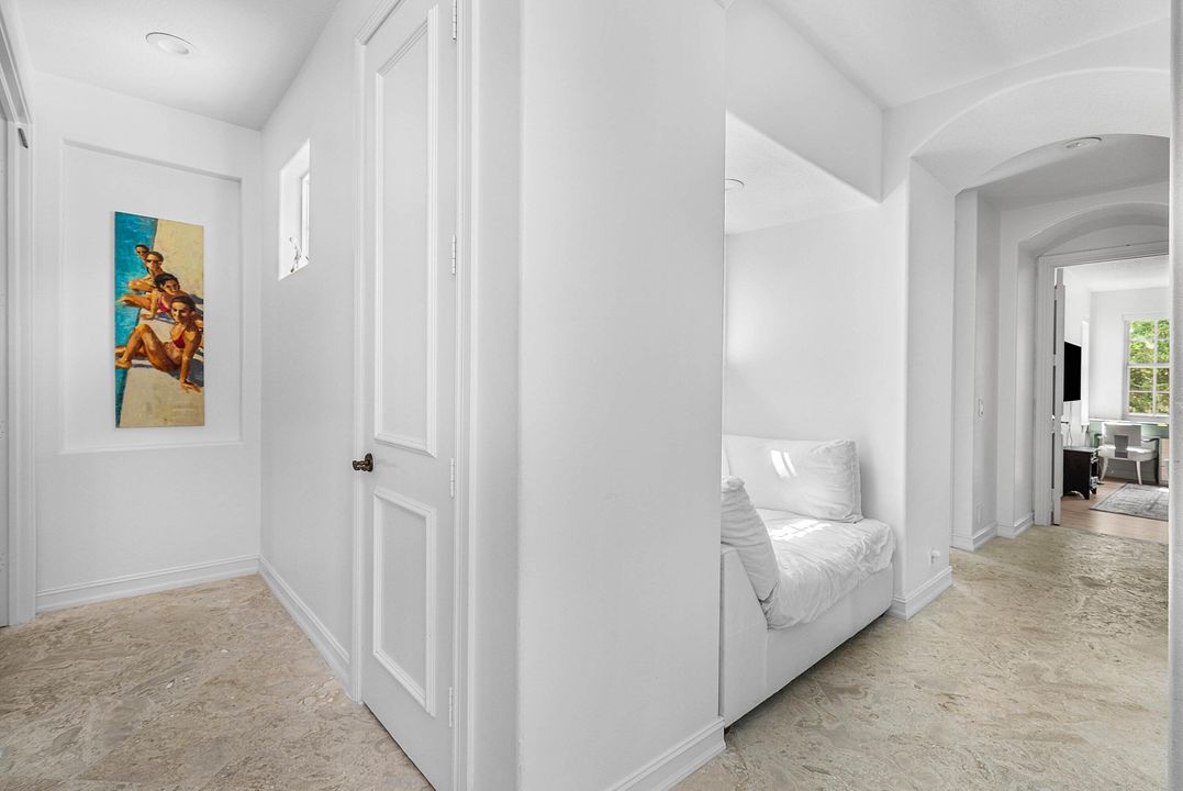 Под контрактом: $2,875,000 (3 спален, 2 ванн, 2458 Квадратных фут)