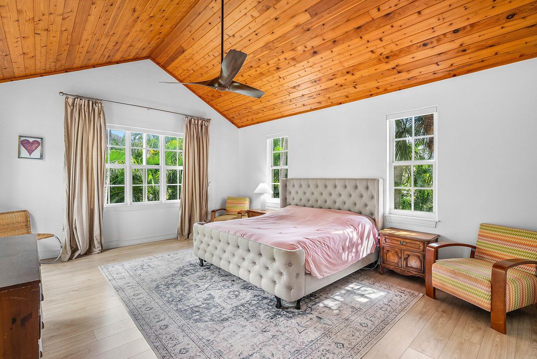 Под контрактом: $2,875,000 (3 спален, 2 ванн, 2458 Квадратных фут)