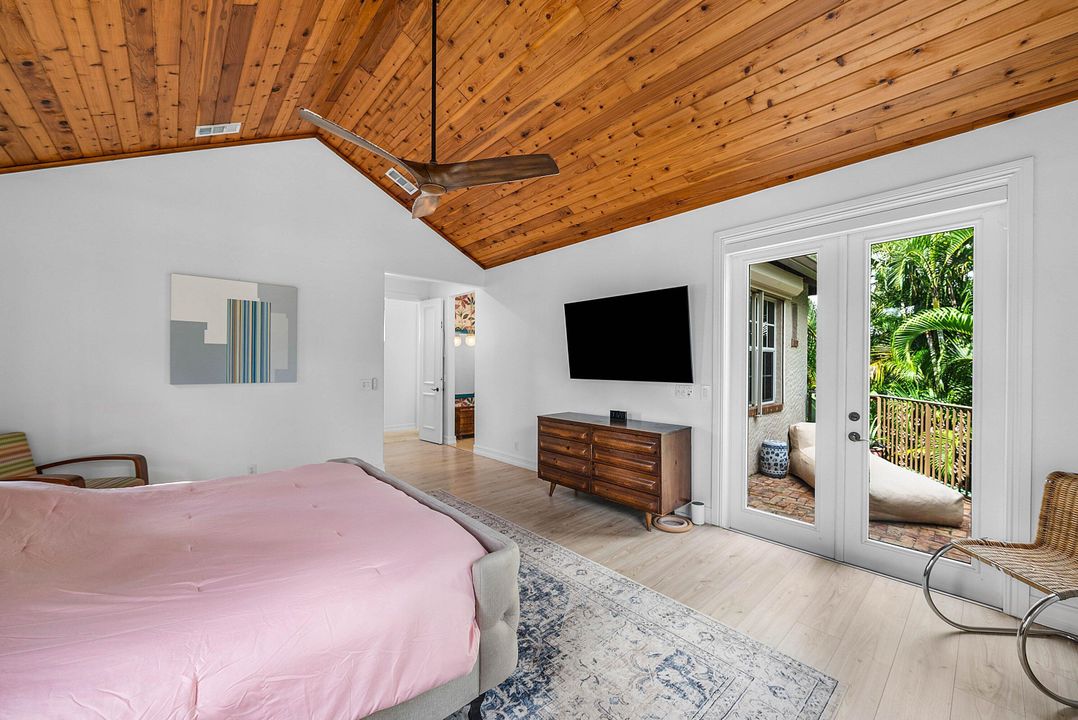 Под контрактом: $2,875,000 (3 спален, 2 ванн, 2458 Квадратных фут)