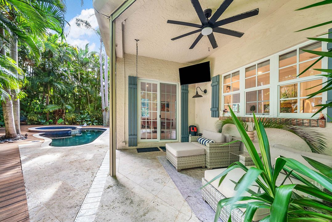 Под контрактом: $2,875,000 (3 спален, 2 ванн, 2458 Квадратных фут)