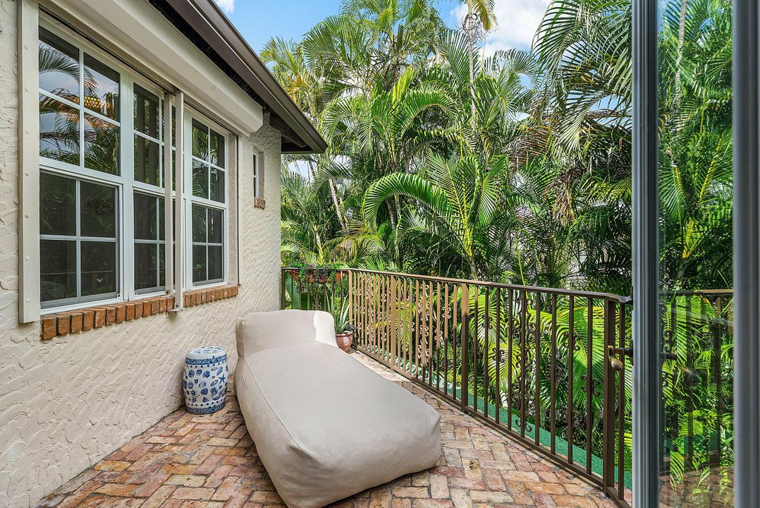 Под контрактом: $2,875,000 (3 спален, 2 ванн, 2458 Квадратных фут)