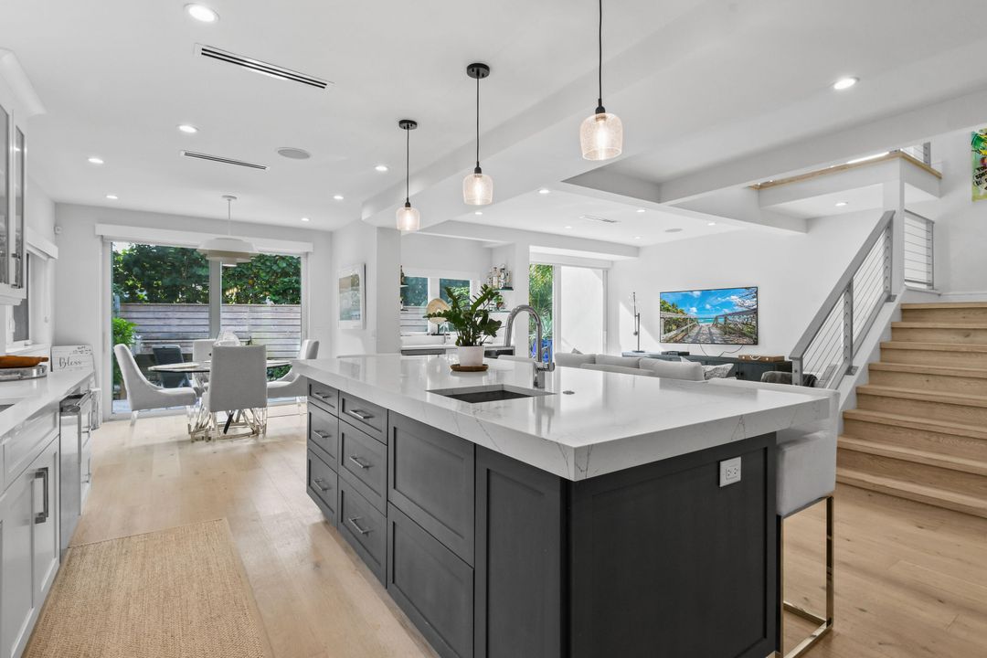 合同活跃: $2,499,000 (3 贝兹, 3 浴室, 2800 平方英尺)