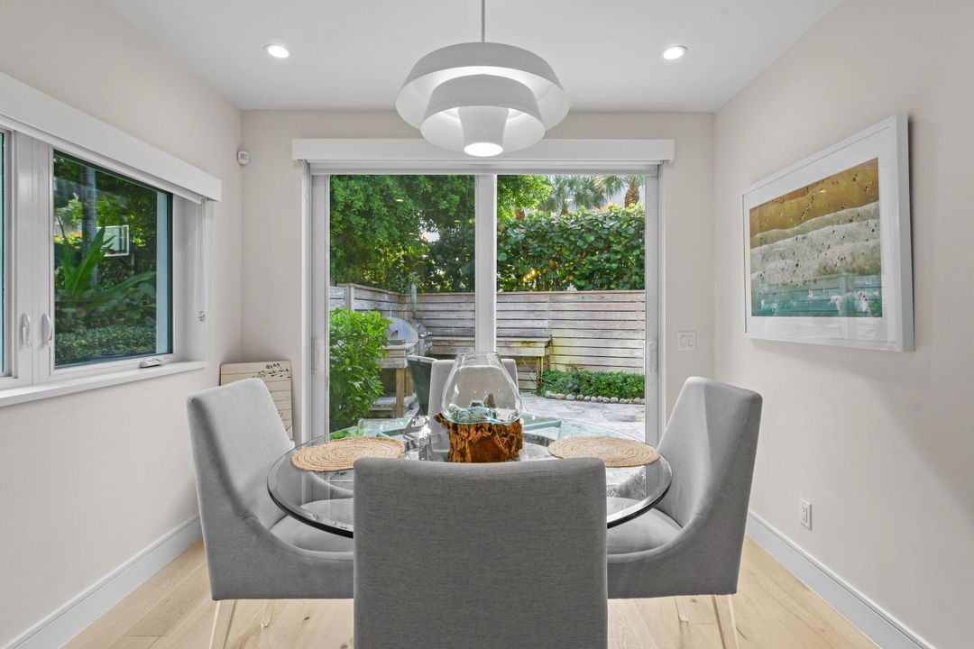 合同活跃: $2,499,000 (3 贝兹, 3 浴室, 2800 平方英尺)