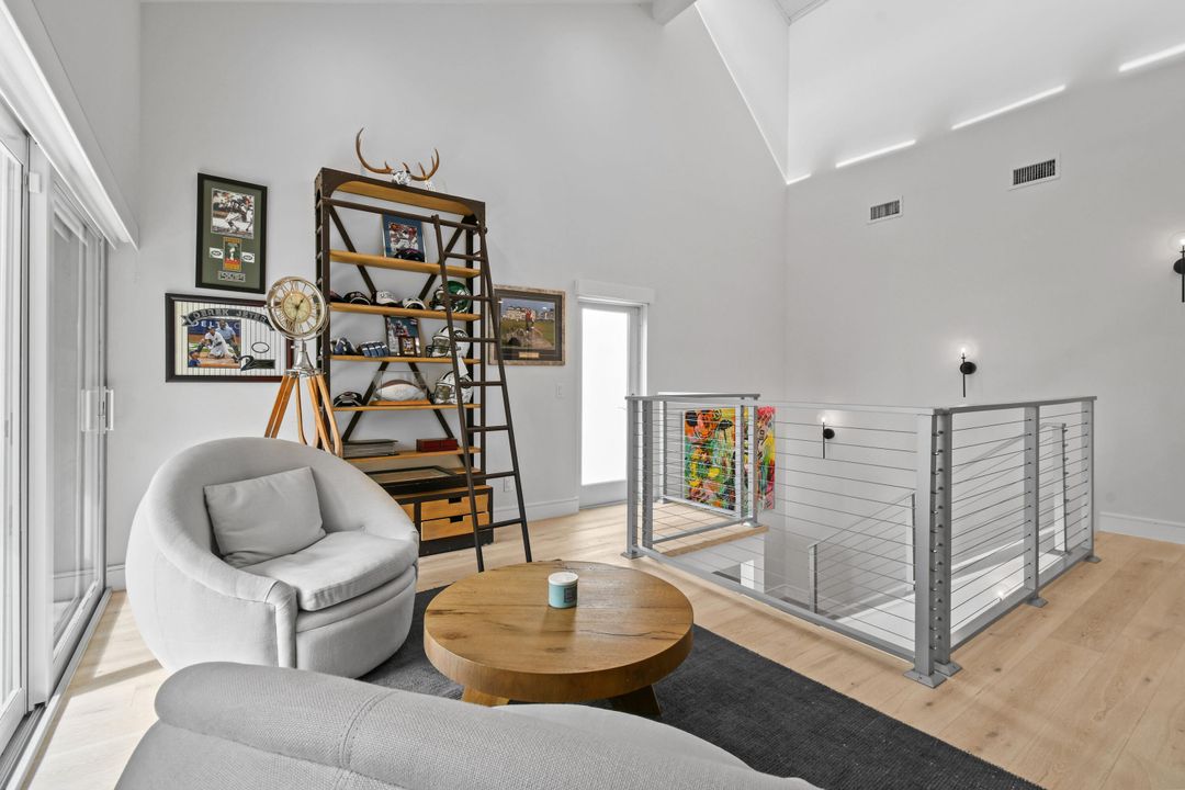 合同活跃: $2,499,000 (3 贝兹, 3 浴室, 2800 平方英尺)