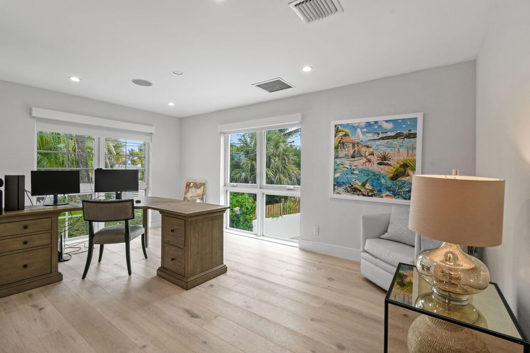 合同活跃: $2,499,000 (3 贝兹, 3 浴室, 2800 平方英尺)