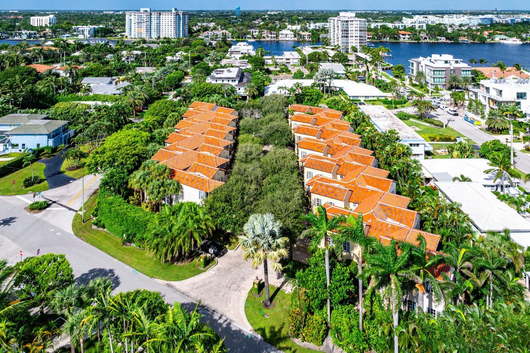 Под контрактом: $2,875,000 (3 спален, 2 ванн, 2458 Квадратных фут)