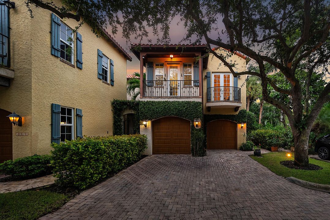 Под контрактом: $2,875,000 (3 спален, 2 ванн, 2458 Квадратных фут)