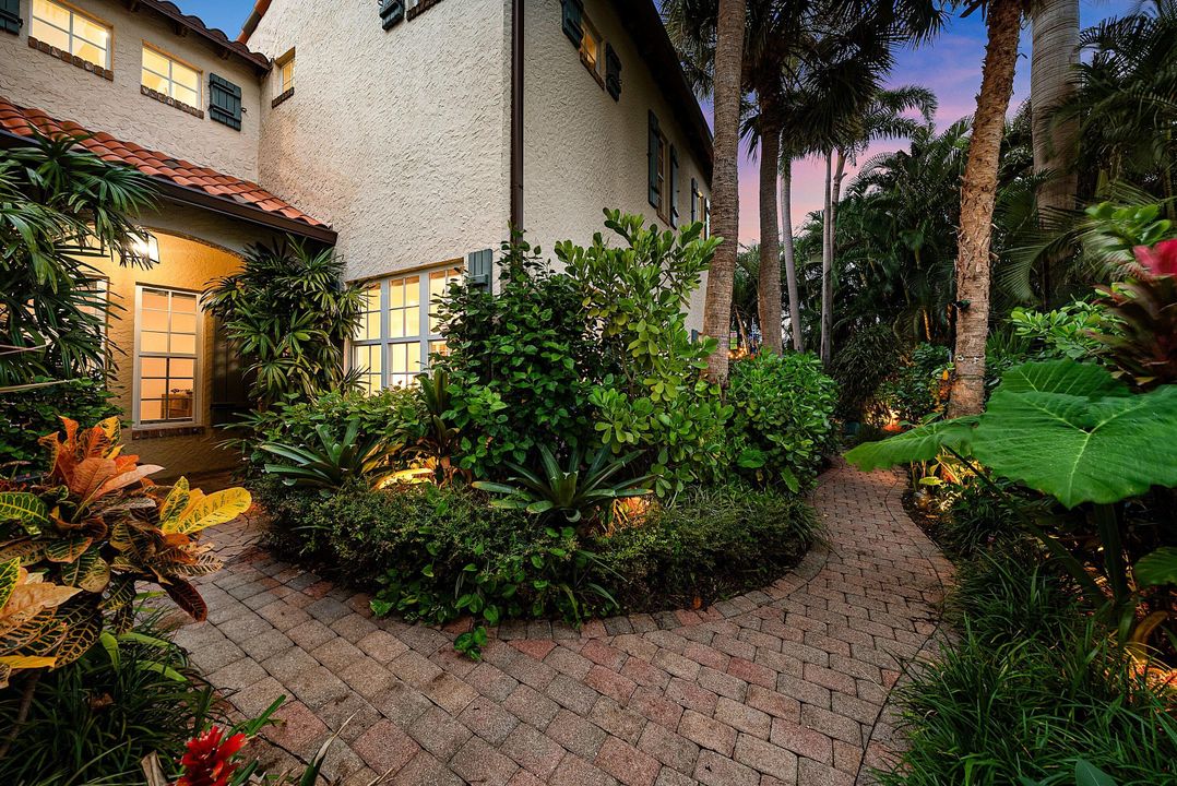 Под контрактом: $2,875,000 (3 спален, 2 ванн, 2458 Квадратных фут)