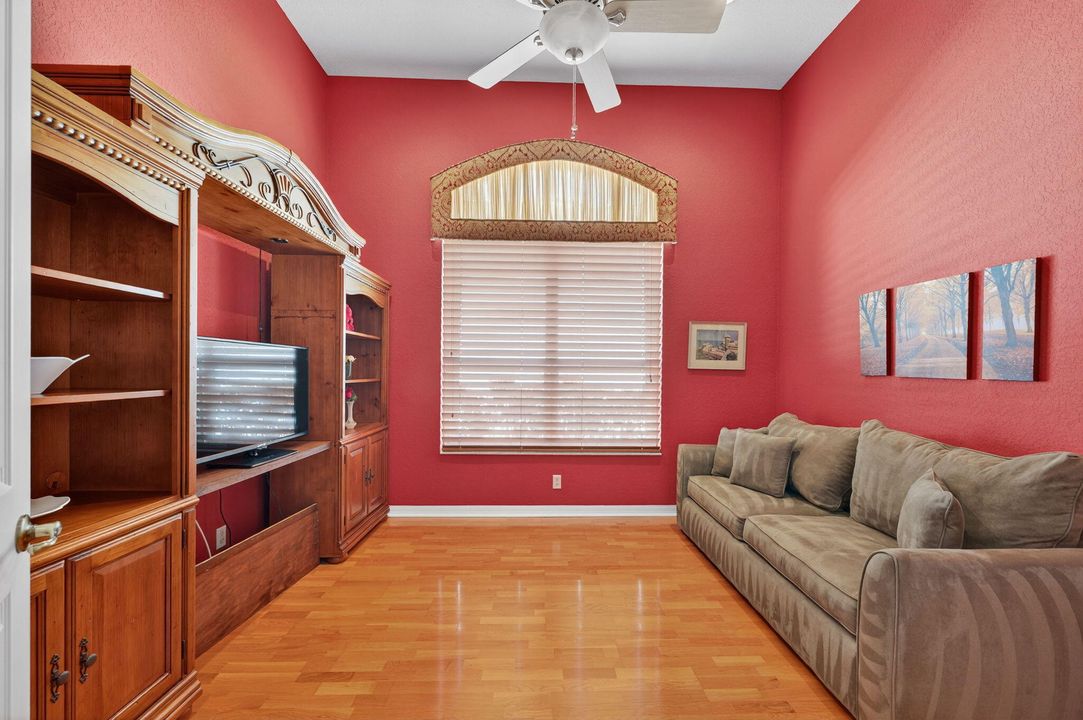 合同活跃: $625,000 (3 贝兹, 2 浴室, 2810 平方英尺)