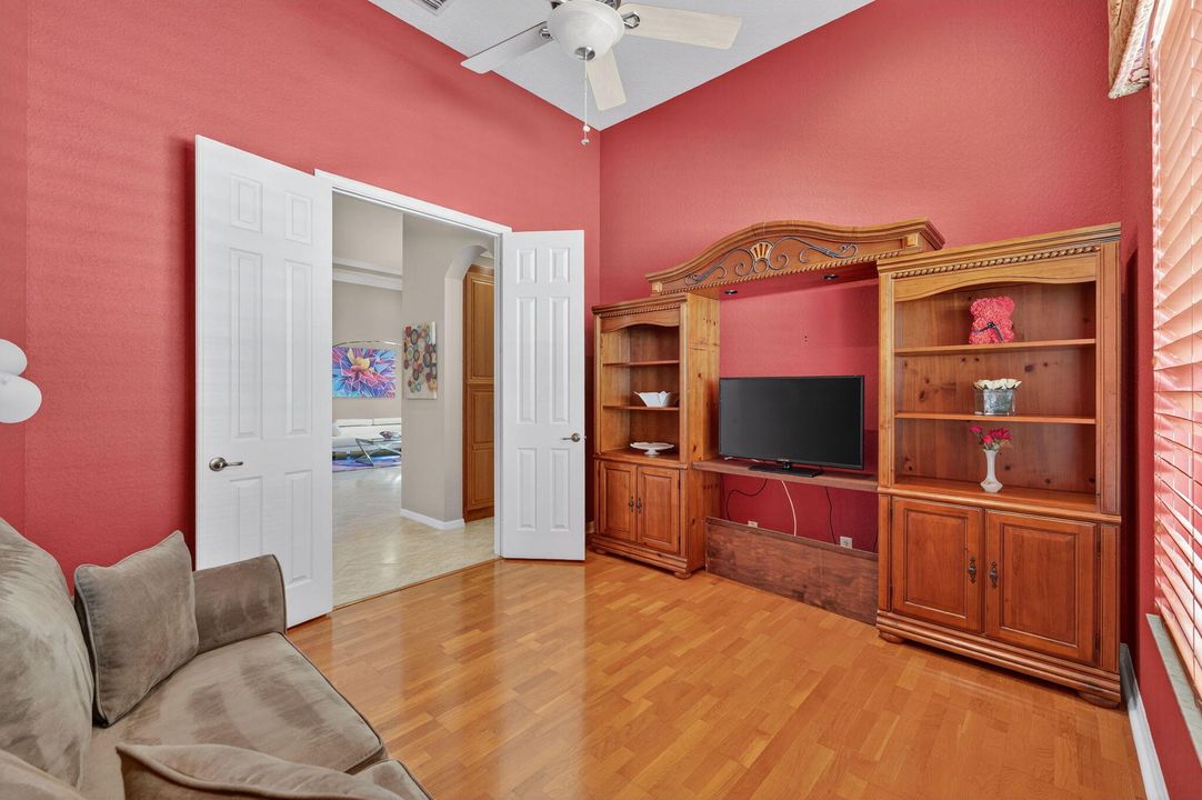 合同活跃: $625,000 (3 贝兹, 2 浴室, 2810 平方英尺)