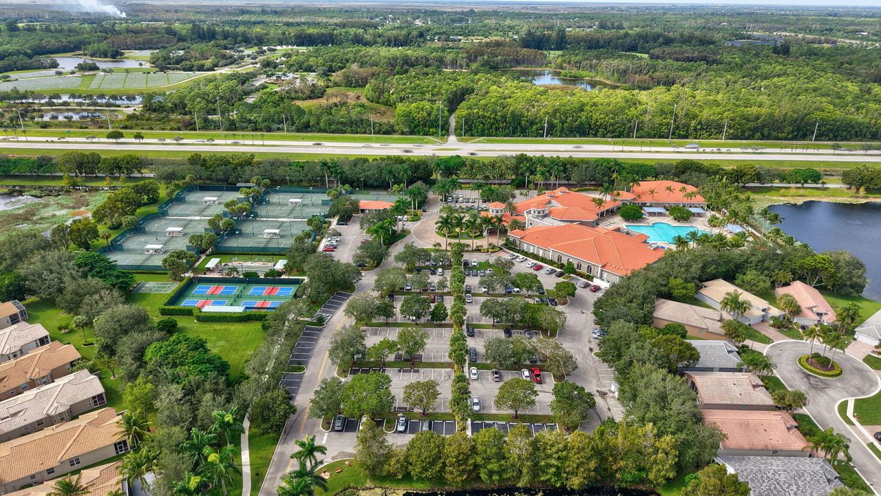 合同活跃: $625,000 (3 贝兹, 2 浴室, 2810 平方英尺)