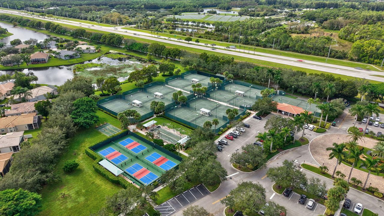 合同活跃: $625,000 (3 贝兹, 2 浴室, 2810 平方英尺)