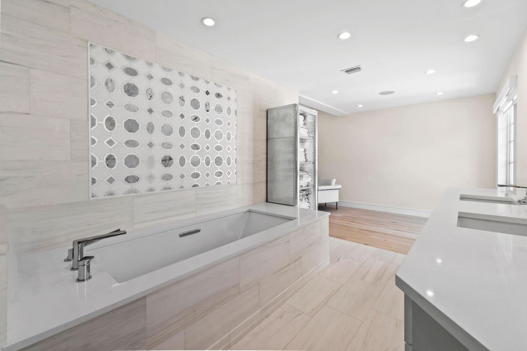 合同活跃: $2,499,000 (3 贝兹, 3 浴室, 2800 平方英尺)