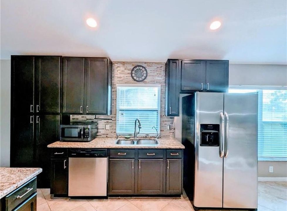 For Sale: $350,000 (3 beds, 2 baths, 1599 Square Feet)