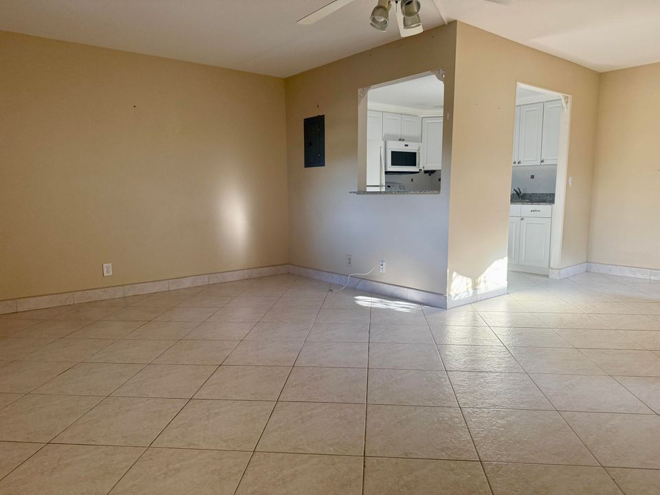 待售: $94,999 (1 贝兹, 1 浴室, 720 平方英尺)