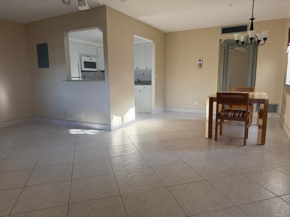 待售: $94,999 (1 贝兹, 1 浴室, 720 平方英尺)