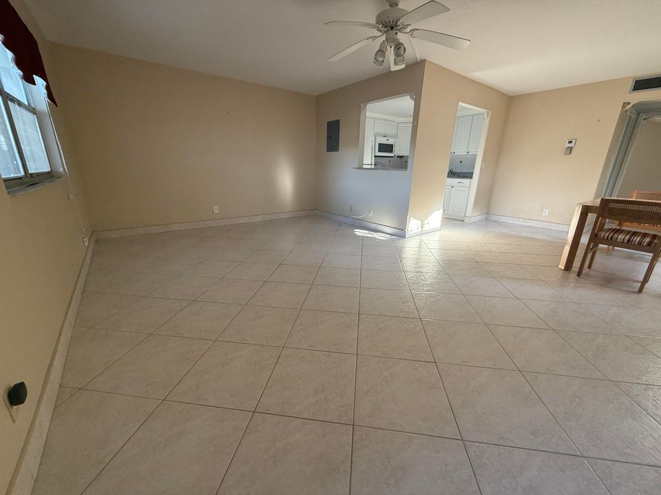 待售: $94,999 (1 贝兹, 1 浴室, 720 平方英尺)