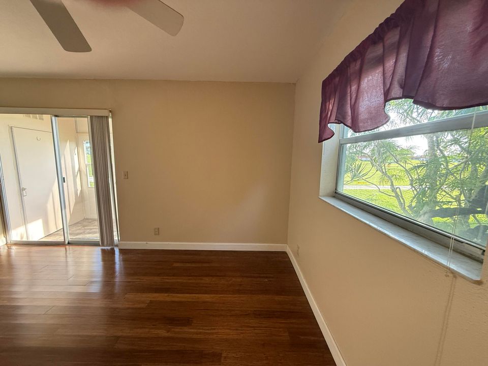 待售: $94,999 (1 贝兹, 1 浴室, 720 平方英尺)