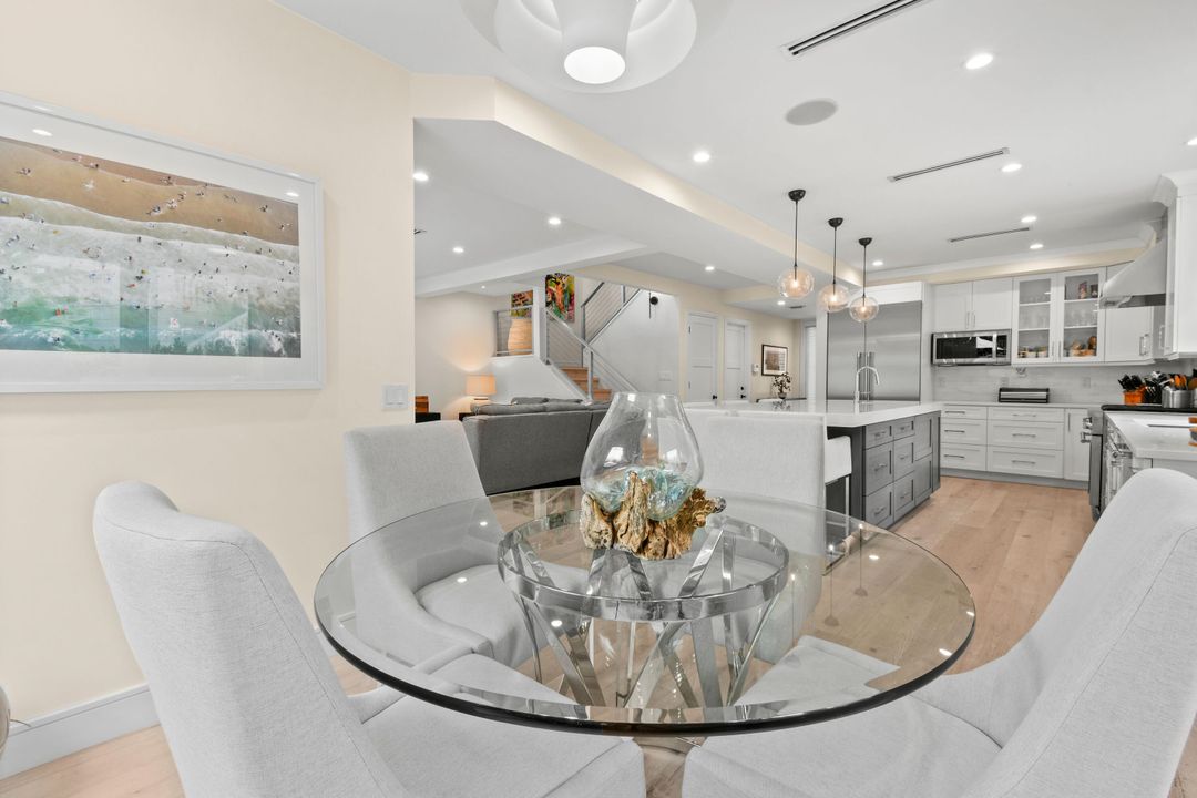 合同活跃: $2,499,000 (3 贝兹, 3 浴室, 2800 平方英尺)