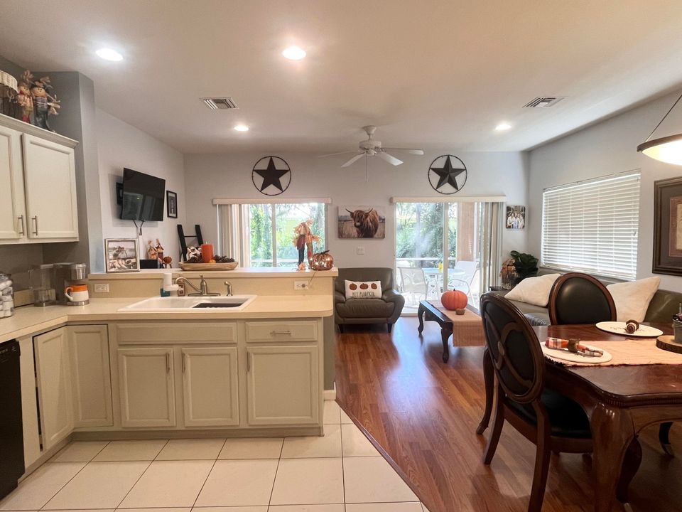 Recently Rented: $1,850 (1 beds, 1 baths, 1312 Square Feet)