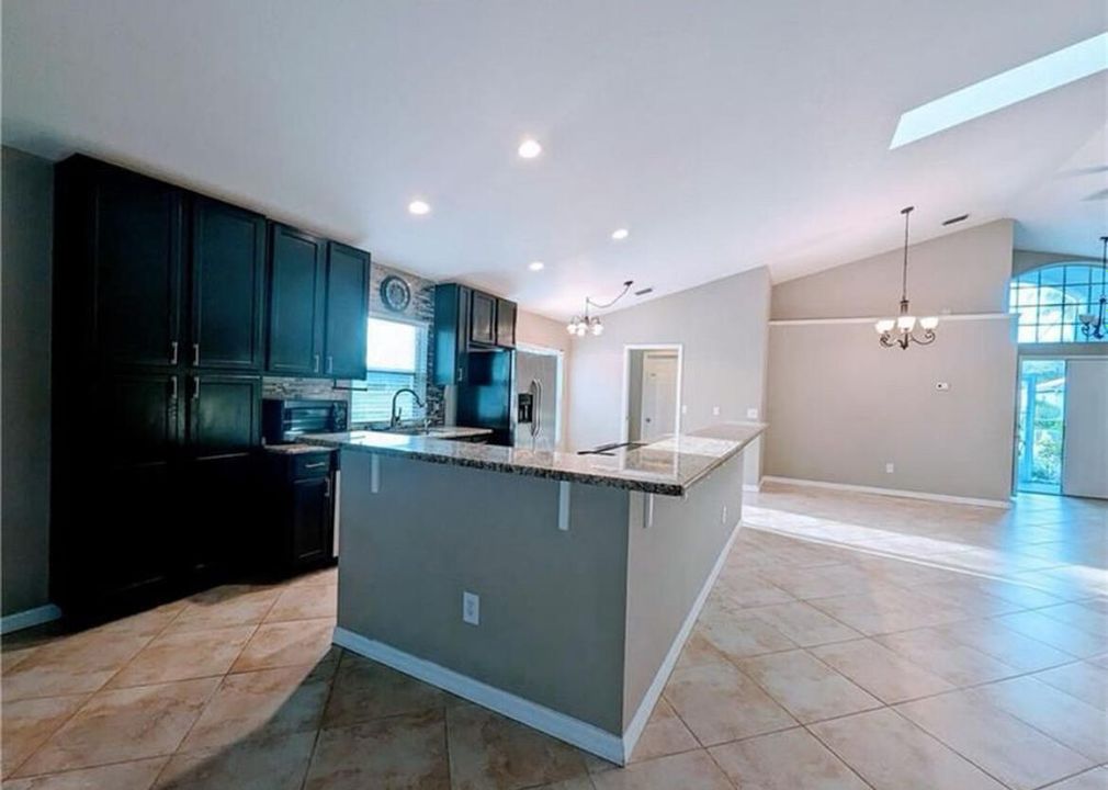 For Sale: $350,000 (3 beds, 2 baths, 1599 Square Feet)