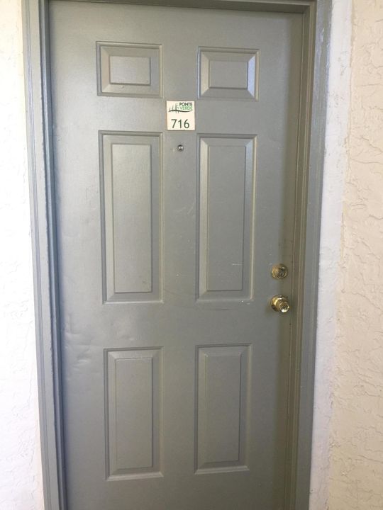 Active With Contract: $1,600 (1 beds, 1 baths, 726 Square Feet)