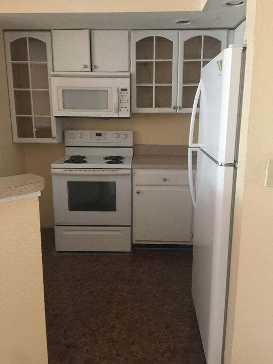 Active With Contract: $1,600 (1 beds, 1 baths, 726 Square Feet)
