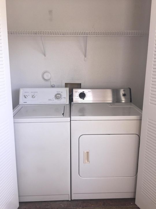 Active With Contract: $1,600 (1 beds, 1 baths, 726 Square Feet)