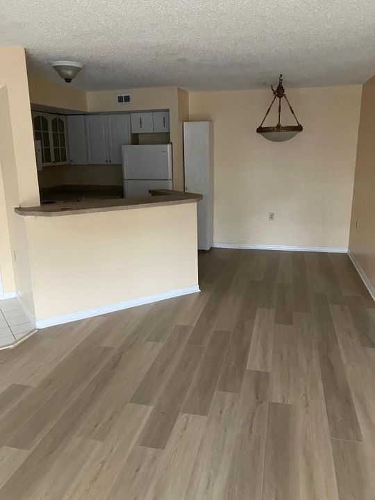 Active With Contract: $1,600 (1 beds, 1 baths, 726 Square Feet)