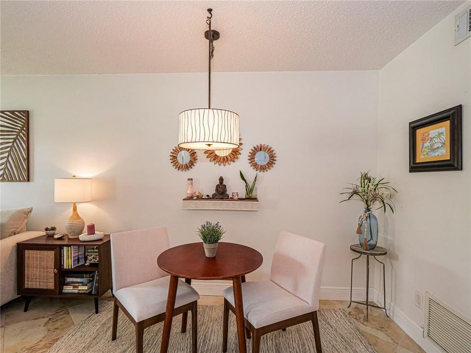 待售: $114,900 (1 贝兹, 1 浴室, 679 平方英尺)